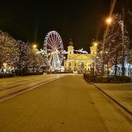 Green Island In The Downtown With Free Parking Дебрецен Екстериор снимка