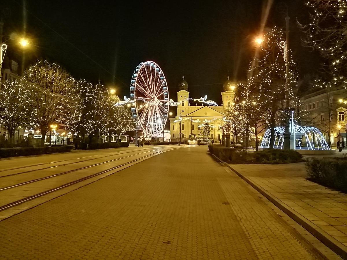 Green Island In The Downtown With Free Parking Дебрецен Екстериор снимка